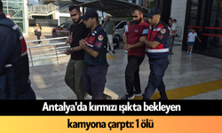 Antalya'da kırmızı ışıkta bekleyen kamyona çarptı: 1 ölü