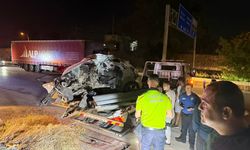 Serik'te can pazarı: Otomobil direğe girdi