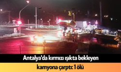 Antalya'da kırmızı ışıkta bekleyen kamyona çarptı: 1 ölü