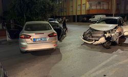 Manavgat’ta İki Araç Çarpıştı