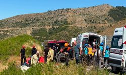 Antalya'da otomobil uçuruma yuvarlandı: Kurtarma çalışmaları sürüyor