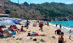 Alanya sahilleri turistlerle doldu: Güneşin tadını çıkardılar