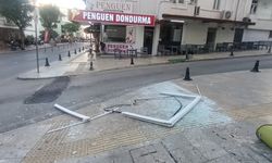Antalya'da fırtına pencereyi yerinden söktü