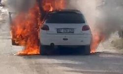 Antalya'da otomobil bir anda alev alarak, tamamen yandı