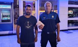 ATM'de unutulan parayı yetkililere teslim etti