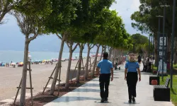 Büyükşehir zabıtası Konyaaltı Sahili’nde göz açtımadı