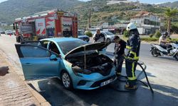 Hasarı büyük! Alanya'da araçtan son anda kendini attı