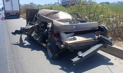 Manavgat'ta kamyonun çarptığı Fiat Tofaş hurdaya döndü