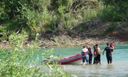 Manavgat Irmağı'nda itfaiye botuyla hayata tutundular