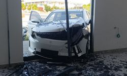 Manavgat'ta kavşakta çarpışıp iş yerine daldılar