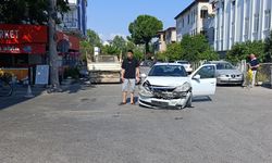 Manavgat'ta kontrolsüz kavşakta korkutan çarpışma