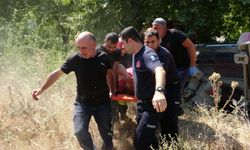 Manavgat'ta kum yüklü çekici devrildi