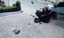 Manavgat'ta motosikletlilerin savrulma anı kamerada! Ağır yaralılar