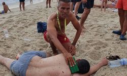 Alanya’da boğulma tehlikesi geçiren tatilciyi cankurtaran kurtardı