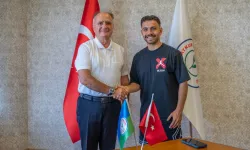 Beşiktaş istiyordu! Kulübüyle sözleşme yeniledi