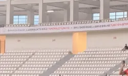 Amedspor-Erzurumspor maçında dikkat çeken pankart! Türkçe ve Kürtçe mesaj