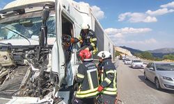 Antalya-Burdur yolunda tır kazasında sürücü sıkıştı