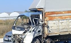 Antalya-Manavgat yolunda kırmızı ışıkta bekleyen kamyona çarptı