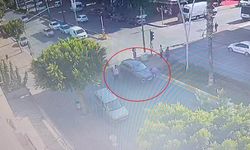 Antalya'da kırmızı ışıkta geçti, otomobil çarptı