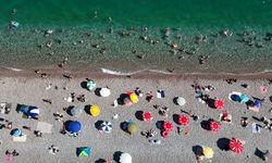 Antalya'da yüksek nem bunaltıyor! Sahiller doldu taştı