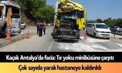 Antalya'da facia: Tır yolcu minibüsüne çarptı