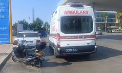 Manavgat'ta motosiklet ışıklı kavşakta devrildi