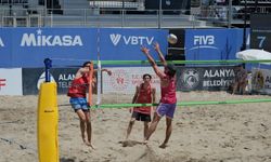 Plaj voleybolunda Alanya'da gençler sahne alıyor