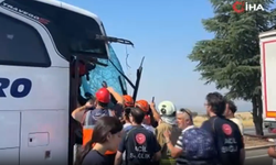 Son Dakika! Uşak'ta yolcu otobüsü kamyona çarptı