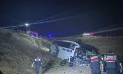 Amasya'da yolcu otobüsü şarampole devrildi: 2'si ağır 24 yaralı