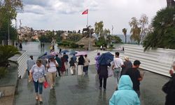 Antalya'da yağmur turistleri durdurmadı
