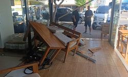 Antalya'da araç kafeye daldı! Oturanlar son anda kurtuldu