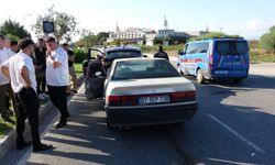 Antalya'da iki otomobil çarpıştı