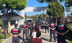 Antalya'da insan tacirlerinin kirli tuzağını jandarma bozdu