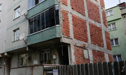 İstanbul'da panik anları! Duvarlarında çatlak ve ayrılmalar görülen iki apartman boşaltıldı