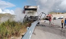 Konya-Antalya yolunda bariyerlere çarpan kamyon alev aldı