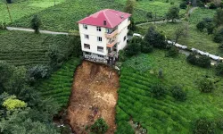 Rize'de ev heyelanla askıda kaldı!