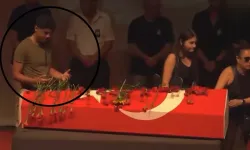 Serhat Mustafa Kılıç'ın tabutunun başında dua eden genç kim?