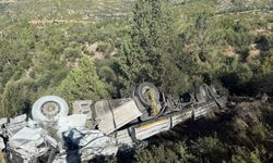 Antalya-Konya yolunda tır şarampole devrildi