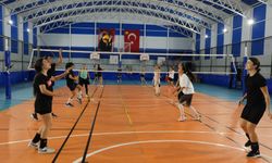 Alanya Belediyespor’da yetişkin voleybol antrenmanları sürüyor