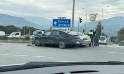 Alanya Çevreyolu'nda iki otomobil çarpıştı