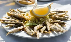Alanya’da hamsi, istavrit ve sardalya yapanlar... Una mutlaka bunu ekleyin