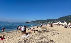 Alanya'da Kleopatra Plajı'nı gören yaz sanıyor