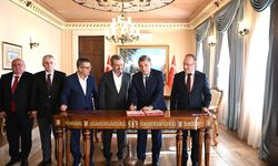 Antalya'nın ilçesinde hayırseverler destek oldu! Valilikte imzalar atıldı