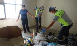 Antalya'da kokudan girilmeyen evden 6 kamyon çöp çıktı