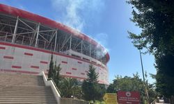 Antalyaspor Stadyumu’nun çatısından dumanlar yükselmeye başladı