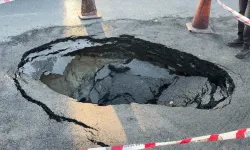 İstanbul Beşiktaş'ta yola sabah yama yapılmıştı, akşam saatlerinde çöktü