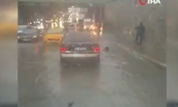 Esenyurt'ta sağanak alt geçidi göle çevirdi! Araçlar suda mahsur kaldı