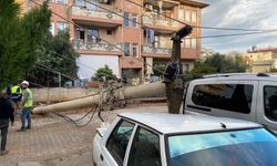 Gazipaşa’da elektrik direği otomobilin üzerine düştü