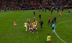 SON DAKİKA! Galatasaray-Fenerbahçe derbisinde polisler sahaya indi: Ortalık karıştı