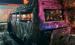 Manavgat'ta minibüs cayır cayır yandı